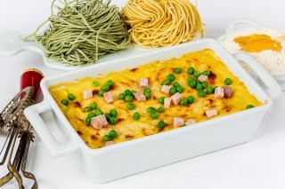 Caterer's baked pasta with ham and peas