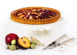 Caterer's peach and almond torte